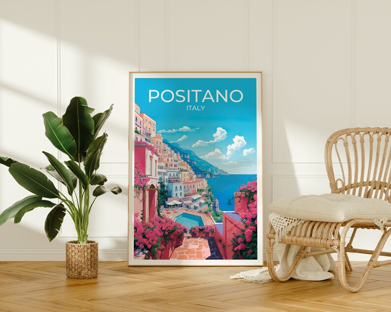Może przedstawiać: Plakat podr&oacute;żniczy w stylu vintage z kolorową ilustracją Positano we Włoszech. Plakat przedstawia błękitne niebo z białymi chmurami, turkusowe morze i miasto na zboczu wzg&oacute;rza z r&oacute;żowymi i białymi budynkami. Tekst "POSITANO ITALIA" jest wydrukowany na g&oacute;rze plakatu na biało.