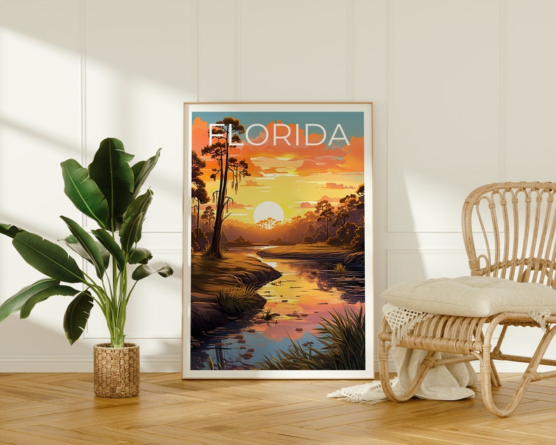 K&ouml;nnte beinhalten: Ein Vintage-Poster mit dem Wort "FLORIDA" in wei&szlig;er Schrift auf blauem Hintergrund. Das Poster zeigt einen Sonnenuntergang &uuml;ber einem Fluss mit Zypressen und der Spiegelung der Sonne im Wasser.