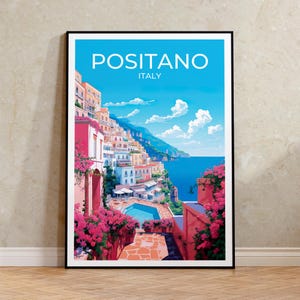 Może przedstawiać: Kolorowy plakat podr&oacute;żniczy przedstawiający malowniczy widok Positano we Włoszech. Plakat przedstawia miasto na zboczu wzg&oacute;rza z kolorowymi budynkami, basenem i błękitnym oceanem w tle. Tekst "Positano, Włochy" jest wydrukowany na g&oacute;rze plakatu na biało.