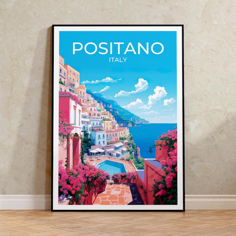 Może przedstawiać: Kolorowy plakat podr&oacute;żniczy przedstawiający malowniczy widok Positano we Włoszech. Plakat przedstawia miasto na zboczu wzg&oacute;rza z kolorowymi budynkami, basenem i błękitnym oceanem w tle. Tekst "Positano, Włochy" jest wydrukowany na g&oacute;rze plakatu na biało.