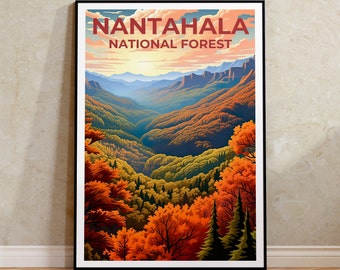 Pode incluir: Um pôster de estilo vintage com o texto "Nantahala National Forest" em letras vermelhas e brancas. O pôster apresenta uma vista panorâmica de um vale com árvores verdejantes e laranja, um céu azul e um sol brilhante.