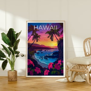 Może przedstawiać: Kolorowy plakat z napisem "HAWAII" w białym kolorze na fioletowym tle. Plakat przedstawia tropikalną plażę z palmami, zachodem słońca i r&oacute;żowymi kwiatami.