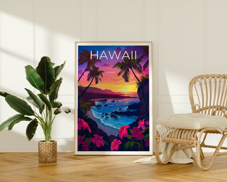 Może przedstawiać: Kolorowy plakat z napisem "HAWAII" w białym kolorze na fioletowym tle. Plakat przedstawia tropikalną plażę z palmami, zachodem słońca i r&oacute;żowymi kwiatami.
