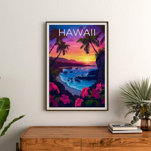 Może przedstawiać: Winietkowy plakat podr&oacute;żniczy z napisem "HAWAII" w białym kolorze na tle fioletowo-r&oacute;żowego zachodu słońca. Plakat przedstawia plażę z palmami, skalistym wybrzeżem i turkusowym oceanem.