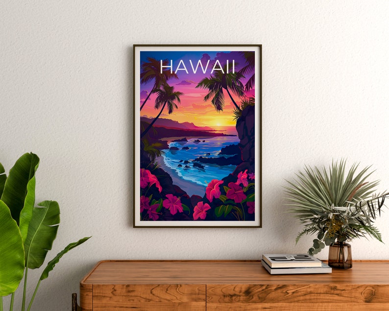 Może przedstawiać: Winietkowy plakat podr&oacute;żniczy z napisem "HAWAII" w białym kolorze na tle fioletowo-r&oacute;żowego zachodu słońca. Plakat przedstawia plażę z palmami, skalistym wybrzeżem i turkusowym oceanem.