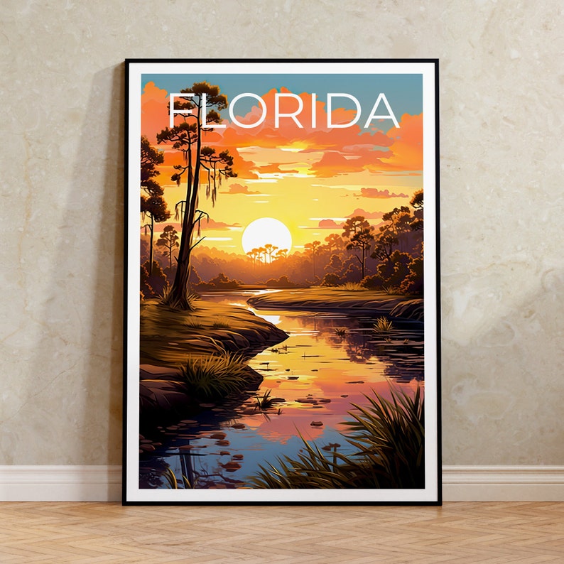 K&ouml;nnte beinhalten: Ein Vintage-Reiseposter mit einem Sonnenuntergang &uuml;ber einem Fluss in einem Sumpf in Florida. Das Poster zeigt das Wort "FLORIDA" in wei&szlig;er Schrift vor einem blauen Himmel.