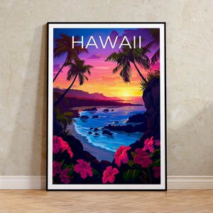 Może przedstawiać: Winietkowy plakat podr&oacute;żniczy z zachodem słońca nad plażą na Hawajach. Plakat przedstawia palmy, r&oacute;żowe i fioletowe niebo oraz napis "HAWAII" białymi literami.