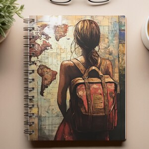Könnte beinhalten: Ein spiralgebundenes Notizbuch mit einer Vintage-Weltkarte und einem Gemälde einer Person mit einem Rucksack, die auf die Karte schaut. Die Person trägt ein rotes Kleid und hat lange braune Haare.