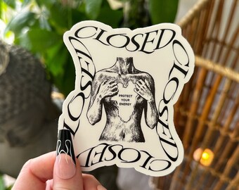Puede incluir: Una pegatina blanca con texto negro que dice "CLOSED CLOSED CLOSED" alrededor de los bordes. La pegatina presenta una ilustración en blanco y negro de una persona con las manos sobre el corazón. El texto "PROTECT YOUR ENERGY" está escrito en el pecho de la persona.