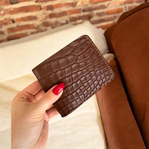 Original handgefertigte Luxus-Alligator-Brieftasche aus echtem Leder. Hochwertige, 6-Kartenhalter-Brieftasche für Herren und Damen von Exotic Premium Rich in Schokoladenbraun.