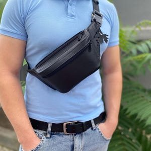 Sac en cuir fait main mains libres pour hommes. Sac pour hommes banane. Sac de sac de poitrine masculin de mode. Sac de téléphone de paquet de taille.