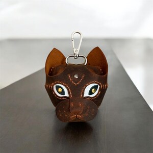 Originele leren sleutelhanger met kattenkop. Cadeau-idee met een verrassing. Leren koptelefoonhoesje. Doosje voor geld, sleutels, munten, accessoires, lippenstift en pasjes.