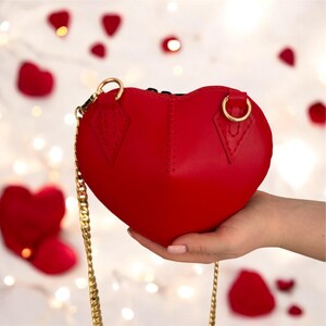 Herzförmige Damenhandtasche aus Leder in Schwarz/Rot mit goldener Kette. Originelles Geschenk für eine Frau, ein Mädchen, eine Ehefrau, eine Schwester oder eine Tochter zum Valentinstag.