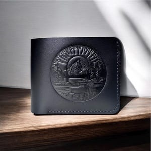 Portafoglio in pelle con motivo in rilievo raffigurante un paesaggio, una montagna, alberi, un fiume, il sole. Portafoglio magnetico. Portafoglio bifold in pelle