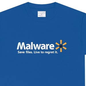 Puede incluir: Una camiseta azul con un gráfico blanco que dice "Malware" y una estrella amarilla estilizada con una araña negra en el centro. El texto debajo del gráfico dice "Save files. Live to regret it."