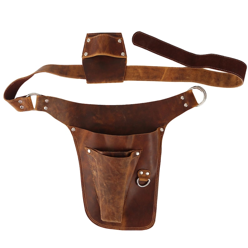 Puede incluir: Un cintur&oacute;n de herramientas de cuero marr&oacute;n con una bolsa grande y una bolsa m&aacute;s peque&ntilde;a en la parte delantera. El cintur&oacute;n tiene una hebilla de metal y un anillo de metal en el lateral.