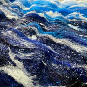 Fathoms, art batt para hilar y fieltro, azul blanco merino corriedale silk bamboo firestar Angelina ocean sea carded wool fiber