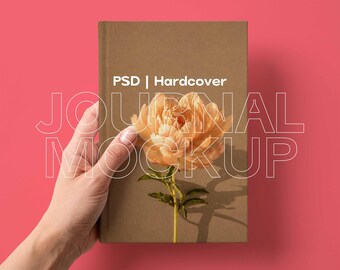 Maqueta PSD de cuaderno sosteniendo una mano / Maqueta de portada de libro 6x9, Maqueta de agenda de mano, Cuaderno bohemio, Maqueta de diario de estilo de vida, Plantilla de hitos