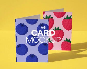 Mockup gevouwen A6-kaart PSD | 2 eenvoudige staande verticale kaarten, bewerkbare achtergrondkleur, strakke portretuitnodiging | ISO-sjabloonontwerp
