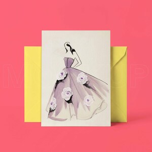K&ouml;nnte beinhalten: Modeillustration einer Frau in einem lavendelfarbenen Kleid mit wei&szlig;en und lavendelfarbenen floralen Akzenten. Die Zeichnung befindet sich auf einer cremefarbenen Karte, mit zwei gelben Umschl&auml;gen auf jeder Seite, vor einem rosa Hintergrund.