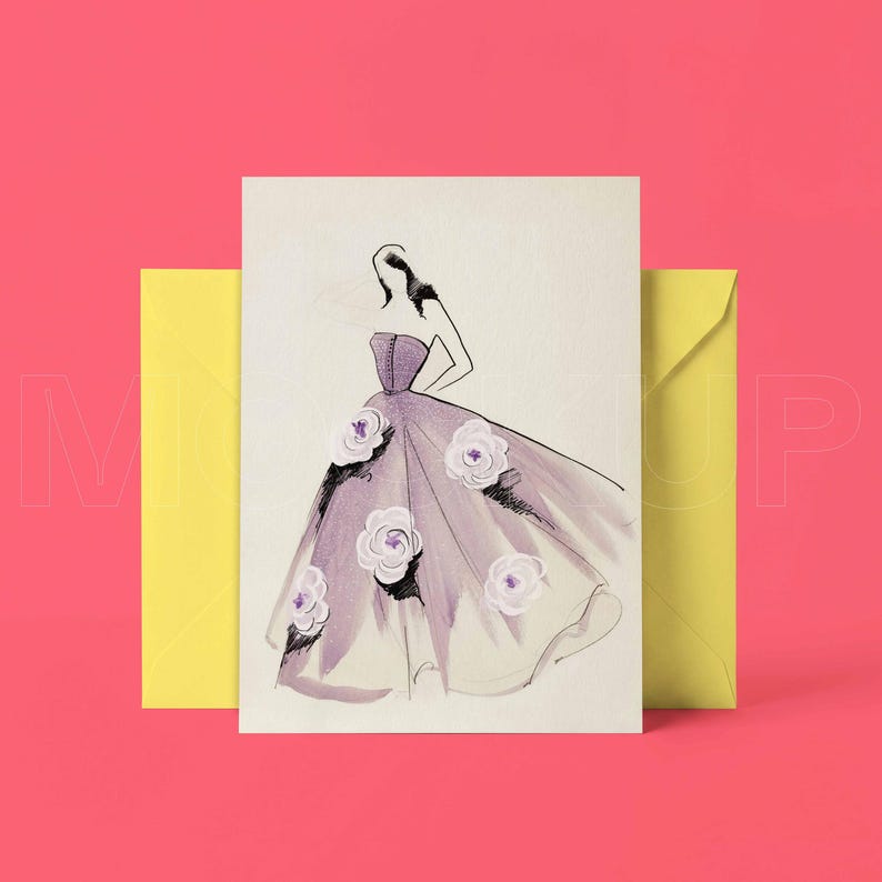 K&ouml;nnte beinhalten: Modeillustration einer Frau in einem lavendelfarbenen Kleid mit wei&szlig;en und lavendelfarbenen floralen Akzenten. Die Zeichnung befindet sich auf einer cremefarbenen Karte, mit zwei gelben Umschl&auml;gen auf jeder Seite, vor einem rosa Hintergrund.