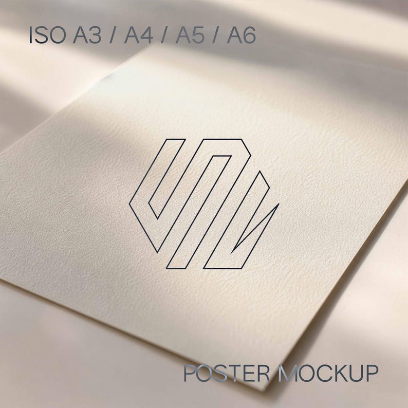 Peut inclure: Une maquette d'affiche en papier blanc textur&eacute; pr&eacute;sentant un logo noir en lignes g&eacute;om&eacute;triques au centre. Le texte ISO A3 / A4 / A5 / A6 est imprim&eacute; en haut, et le texte POSTER MOCKUP est imprim&eacute; en bas dans une police sans empattement gris fonc&eacute;.