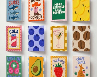 Mockup voor muur met 12 kaarten PSD | A6-wenskaartencollectie, galerijdisplay, bewerkbaar slim object | Scène met sjabloon voor briefpapier