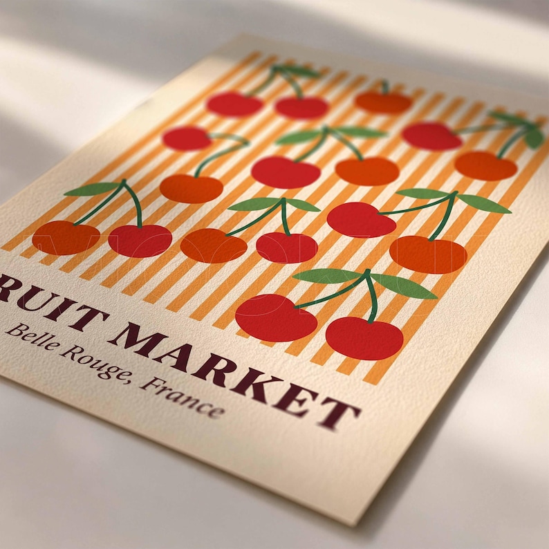 Peut inclure: Une impression d'art rectangulaire pr&eacute;sentant un motif de cerises rouges et orange avec des tiges vertes sur un fond de rayures verticales orange et cr&egrave;me. Le texte FRUIT MARKET et Belle Rouge, France est imprim&eacute; en brun fonc&eacute; en bas &agrave; gauche.
