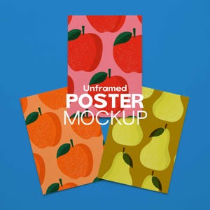 Könnte beinhalten: Drei ungerahmte Poster-Mockups mit Fruchtmustern. Eines zeigt rote Äpfel auf Rosa, ein anderes orangefarbene Früchte auf Pfirsich und ein drittes gelbe Birnen auf Braun. Der Text "Unframed POSTER MOCKUP" ist sichtbar.