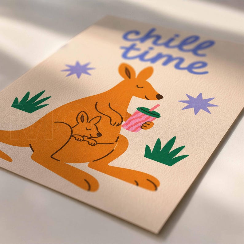 Peut inclure: Une impression rectangulaire sur papier cr&egrave;me repr&eacute;sentant un kangourou orange avec un petit dans sa poche. Le kangourou tient une tasse ray&eacute;e rose et blanche avec une paille. Le texte "chill time" est &eacute;crit en bleu, avec deux &eacute;toiles violettes et de l'herbe verte.