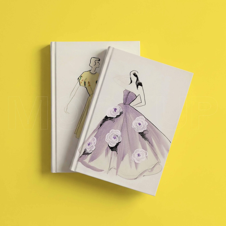 Pu&ograve; includere: Due quaderni con copertina rigida con illustrazioni di moda. Un quaderno presenta un disegno di una donna in un abito viola con accenti di rose bianche. L'altro quaderno ha un disegno di una donna in un abito giallo. I quaderni sono su sfondo giallo.