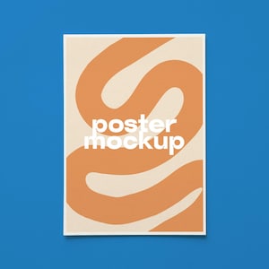 Peut inclure: Une affiche rectangulaire présentant un fond crème avec une grande forme abstraite orange sinueuse. Les mots "poster mockup" sont imprimés en lettres minuscules blanches et grasses au centre du design.