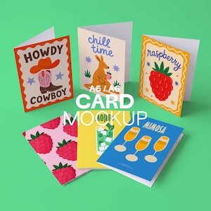 Puede incluir: Una colección de tarjetas de felicitación con varios diseños. Una tarjeta dice "Howdy Cowboy" con un sombrero y botas de vaquero. Otra dice "Chill Time" con un canguro. Otras tarjetas presentan frambuesas, mojitos y copas de mimosa.