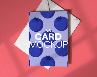 Mockup wenskaart A6 PSD | Envelop plat liggende uitnodigingskaart, bewerkbare achtergrondkleur, gevouwen ontwerpsjabloon briefpapier ISO verticaal papier