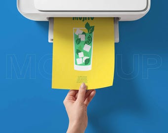 Printermodel A4-poster PSD | Afdrukbare kunst die uit de printer komt, handheld mockup, stationair mockup, 5 x 7 mockup-sjabloon voor schrijfpapier