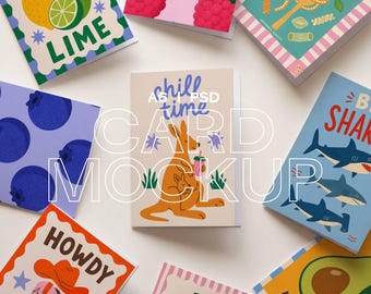 Mockup A6 gestapelde kaart PSD | Stapel gevouwen wenskaarten, meerdere kaartenlay-out, bewerkbaar slim object | Platliggend A5-sjabloon voor briefpapier