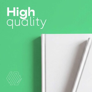 Pu&ograve; includere: Un quaderno bianco e una matita poggiano su uno sfondo verde. Le parole "High quality" sono visualizzate in bianco, con un logo geometrico in basso a sinistra. Il dorso del quaderno &egrave; visibile.