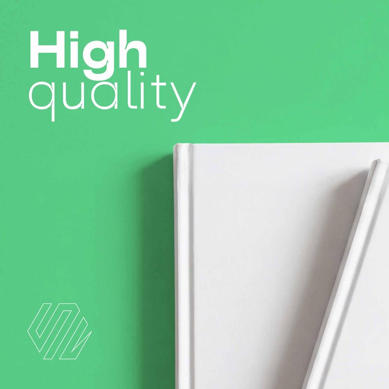Pu&ograve; includere: Un quaderno bianco e una matita poggiano su uno sfondo verde. Le parole "High quality" sono visualizzate in bianco, con un logo geometrico in basso a sinistra. Il dorso del quaderno &egrave; visibile.