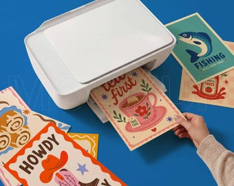 Mockup PSD-printer voor meerdere posters |  Mockup printpapier, uitnodiging afdruk, png-bestand, bewerkbaar PSD smart-object, A4-vel papier voor planner