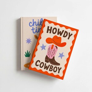 Pu&ograve; includere: Due quaderni con illustrazioni colorate. Uno ha la parola "childtin" in corsivo blu, con una stella e altre forme. L'altro quaderno ha la scritta "HOWDY COWBOY" con un'illustrazione di cappello e stivale da cowboy in arancione, rosa e marrone.