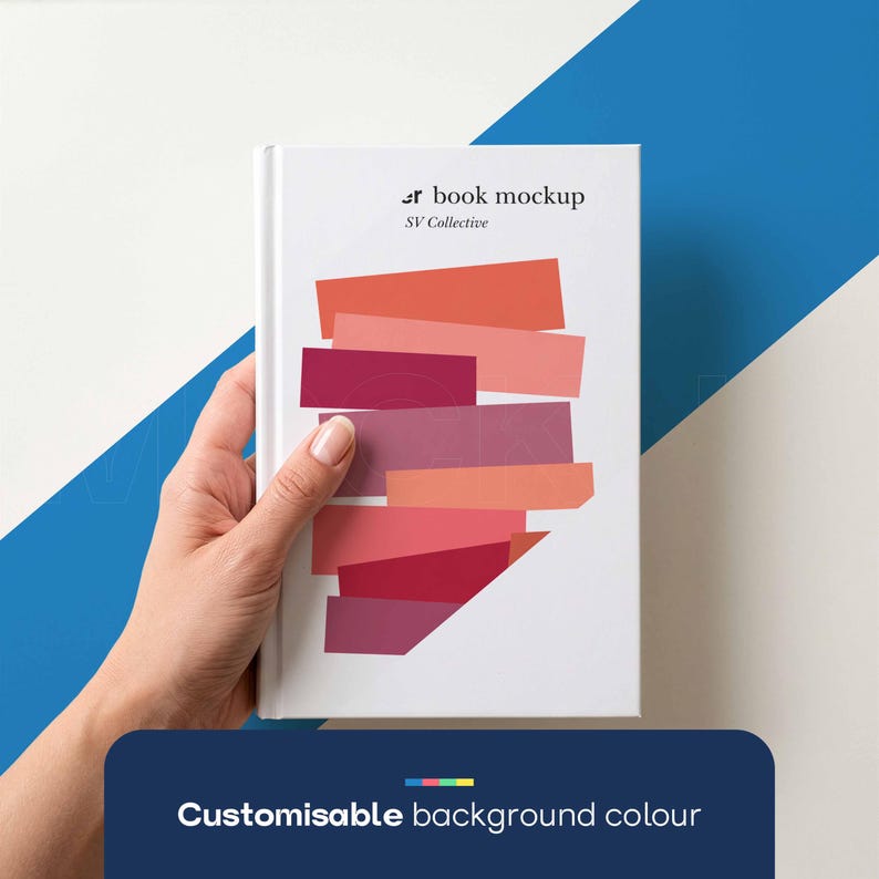 Pu&ograve; includere: Un mockup di libro bianco con un design astratto di rettangoli sovrapposti in tonalit&agrave; di rosso, rosa e arancione. Il testo "book mockup" e "SV Collective" sono stampati in alto. In basso l'immagine ha il testo "Customisable background colour".