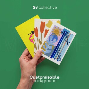 K&ouml;nnte beinhalten: Drei Kunstkarten mit farbenfrohen abstrakten Designs werden vor einem gr&uuml;nen Hintergrund gehalten. Die Karten zeigen Blumen- und geometrische Muster in Gelb, Orange, Blau und Rosa. Der Text "Customisable background" steht unten.
