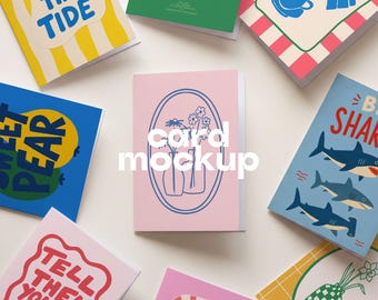 A6 Gestapelte Karte Mockup PSD | Gefalteter Grußkartenstapel, Szene mit mehreren Kartenlayouts, bearbeitbares Smartobjekt | Briefpapier Flat Lay A5 Vorlage
