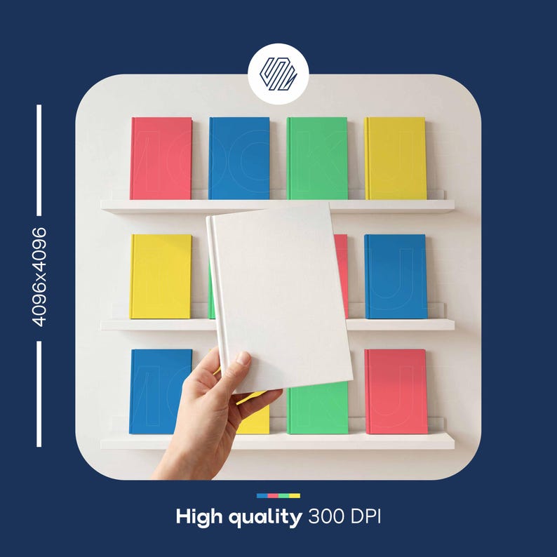 Pu&ograve; includere: Una libreria bianca con diversi libri colorati. Una mano tiene un libro bianco vuoto davanti alla libreria. I libri sono rossi, blu, verdi e gialli. L'immagine ha il testo "High quality 300 DPI".