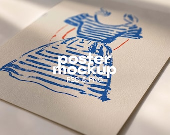 Puede incluir: Un póster rectangular que presenta una ilustración en tinta azul de un vestido a rayas con mangas cortas y falda acampanada. El texto "poster mockup PSD & PNG" está impreso en blanco sobre el centro de la ilustración del vestido azul.