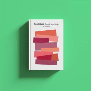 Op de afbeelding: Een hardcover boek mockup met een witte kaft en een ontwerp van overlappende rechthoekige vormen in tinten rood, roze en oranje. De tekst "hardcover book mockup" en "SV Collective" staan op de kaft. De achtergrond is groen.