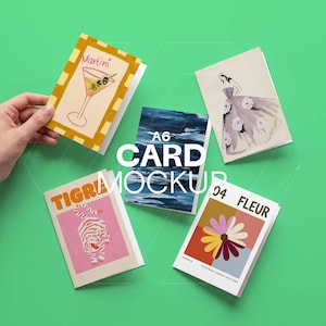 Könnte beinhalten: Eine Sammlung von A6-Karten-Mockups auf grünem Hintergrund. Die Karten zeigen verschiedene Designs, darunter ein Martini, abstrakte Kunst, ein Tiger, ein Blumendesign und eine Frau in einem Kleid. Der Text "CARD MOCKUP" ist sichtbar.