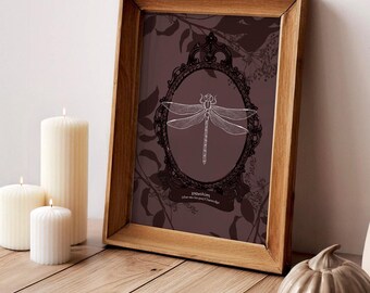 Może przedstawiać: Wydruk w ramie o estetyce vintage przedstawiający szczegółowy rysunek liniowy ważki w ozdobnej owalnej ramie. Tło jest ciemnofioletowe z wzorem kwiatowym.