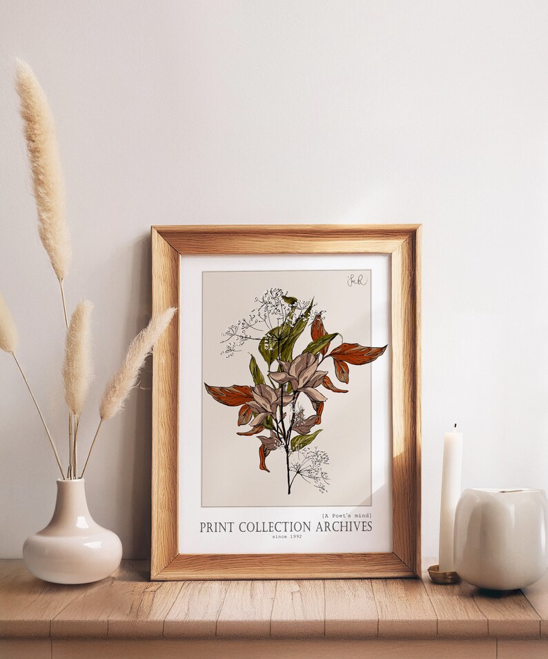 Może przedstawiać: Ramowana botaniczna grafika przedstawiająca kwiat z zielonymi liśćmi i pomarańczowymi płatkami. Grafika jest na jasnobeżowym tle i zawiera tekst "[A Poet's mind] PRINT COLLECTION ARCHIVES since 1992" na dole.