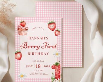 Puede incluir: Una invitación de cumpleaños rosa con estampado de cuadros vichy con el texto "Berry First Birthday de Hannah". La invitación presenta ilustraciones de fresas, una magdalena y margaritas. La fecha es el 18 de julio de 2026, a las 2 PM, con una dirección en Charleston, SC.